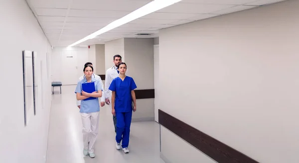 Groep dokters of artsen wandelen langs ziekenhuis — Stockfoto