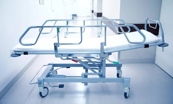 Больничная каталка или носилки в отделении скорой помощи — стоковое фото