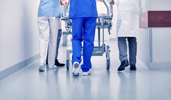 Medics carrying hospital gurney to emergency room — Stock Photo, Image
