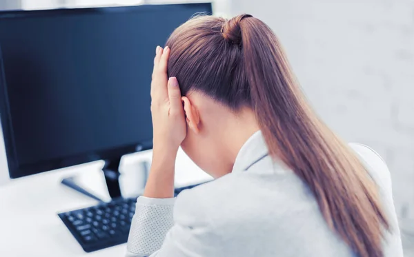 Mulher estressada com computador — Fotografia de Stock