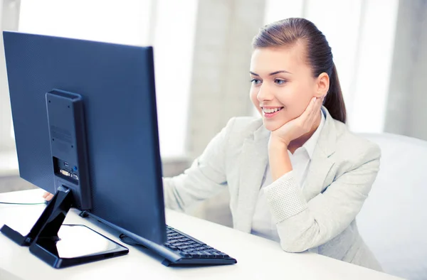 Empresária com computador no escritório — Fotografia de Stock