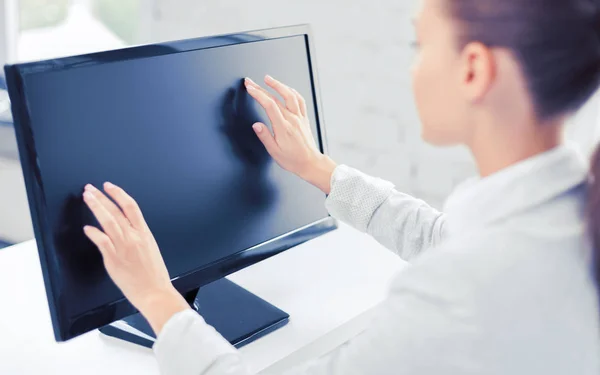 Femme d'affaires souriante avec écran tactile au bureau — Photo