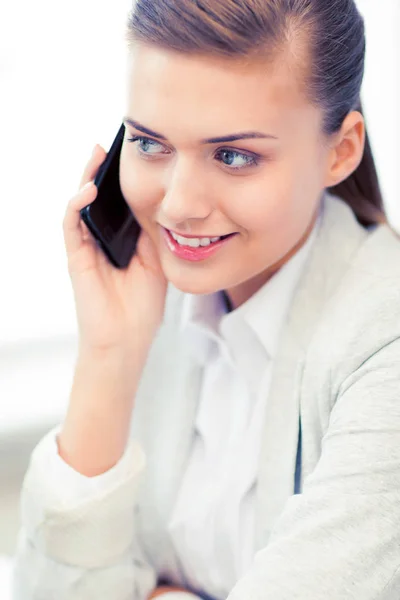 Zakenvrouw met smartphone in office — Stockfoto