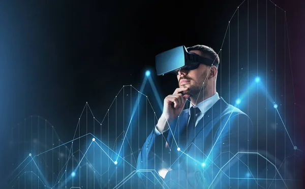 Geschäftsmann mit Virtual-Reality-Headset und Chart — Stockfoto