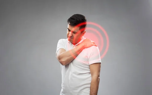 어깨에 통증에서 고통 하는 불행 한 남자 — 스톡 사진