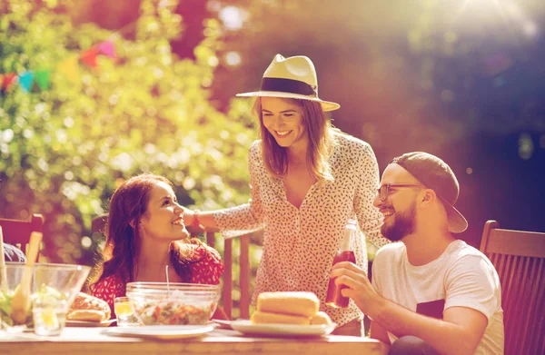 Glada vänner som åt middag på sommaren trädgårdsfest — Stockfoto