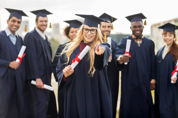 Glücklicher Student mit Diplom, der mit dem Finger auf dich zeigt — Stockfoto