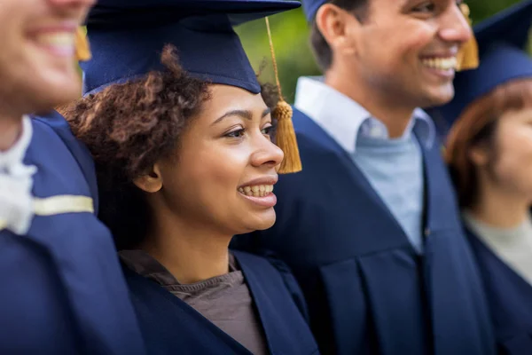 Estudantes felizes ou solteiros em placas de argamassa Fotos De Bancos De Imagens Sem Royalties