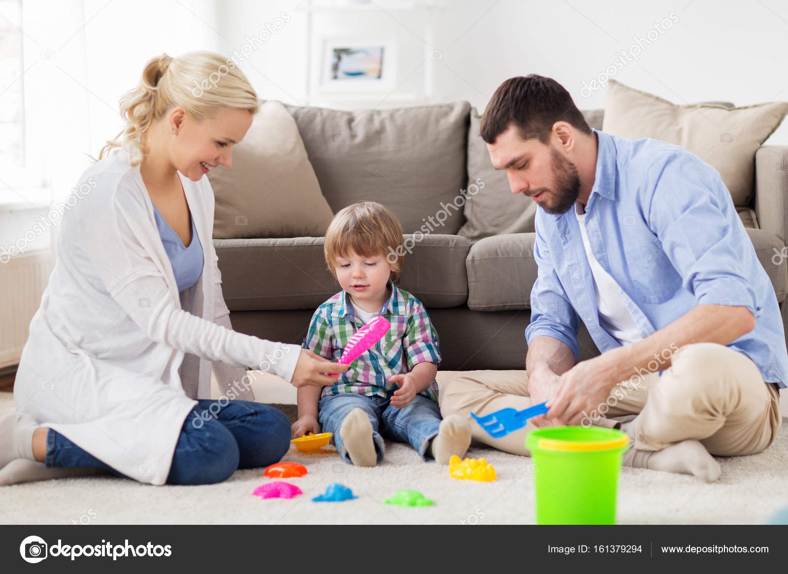 My parents at home. Родители и дети. Родители играют с детьми. Играющие дети с родителями. Семейные занятия.