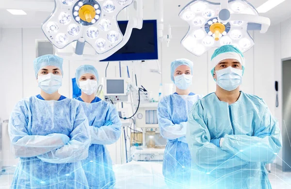 Grupo de cirurgiões em centro cirúrgico no hospital — Fotografia de Stock
