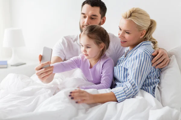 Famiglia felice scattare selfie da smartphone a casa — Foto Stock