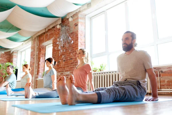 Grupo de personas haciendo yoga personal posan en el estudio — Foto de Stock