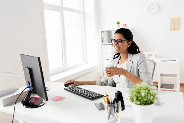 Mujer de negocios tomando café o té en la oficina — Foto de Stock
