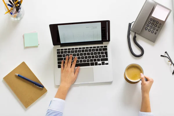 Empresária com laptop e café no escritório — Fotografia de Stock