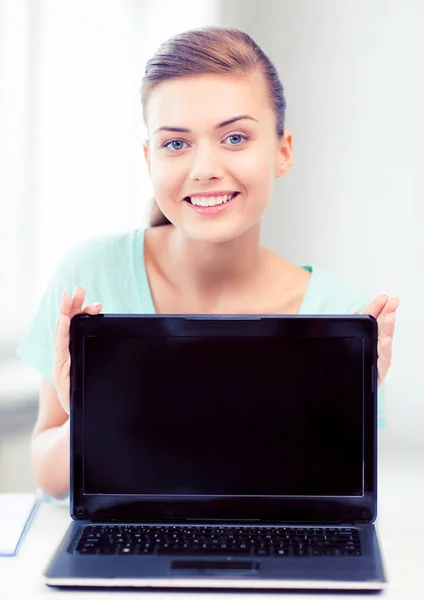 Menina estudante sorrindo com laptop — Fotografia de Stock