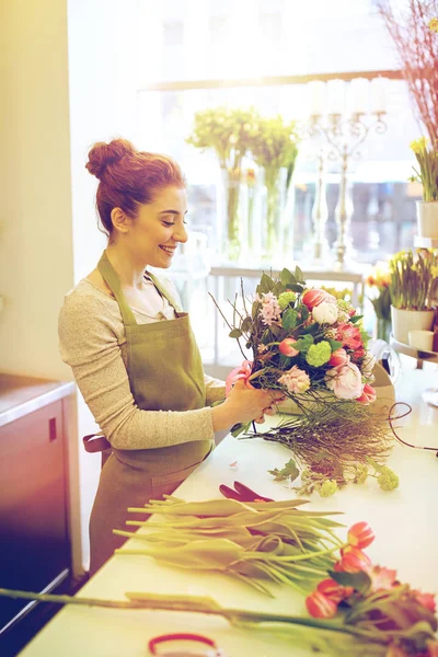 Souriant fleuriste femme faire tas à fleur boutique — Photo