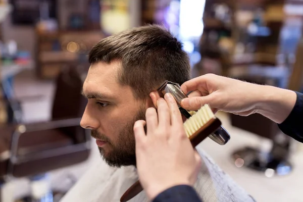 Mannen och frisör händer med trimmer skära hår — Stockfoto