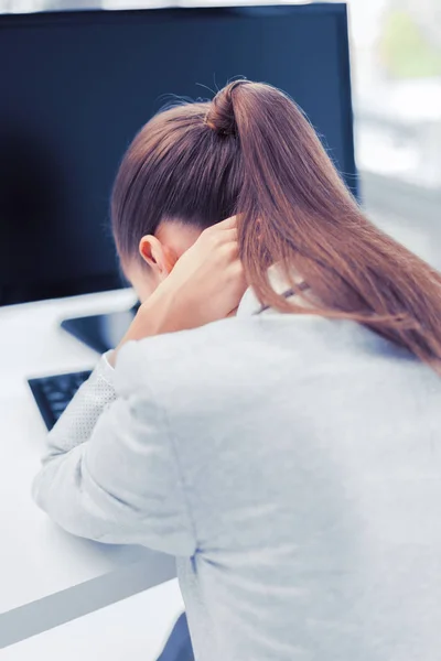Стрессовая женщина с компьютером — стоковое фото