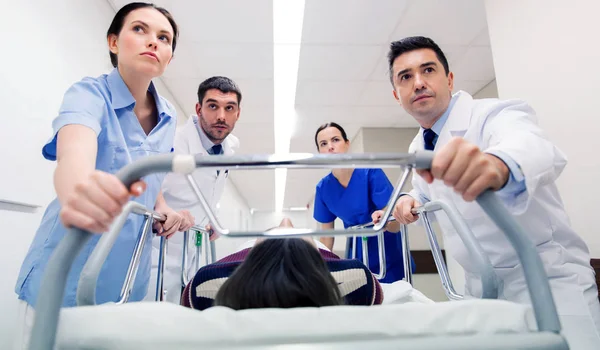 Les médecins avec une femme sur le brancard de l'hôpital à l'urgence — Photo