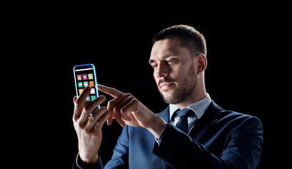 Hombre de negocios con smartphone transparente — Foto de Stock