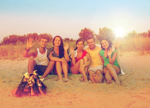 Amici sorridenti in occhiali da sole sulla spiaggia estiva — Foto Stock