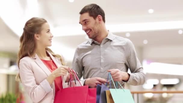 Felice giovane coppia con shopping bags nel centro commerciale — Video Stock