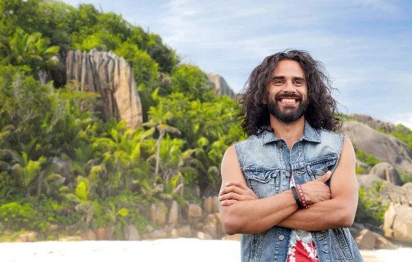 Uomo hippie sorridente in giubbotto di jeans sulla spiaggia dell'isola — Foto Stock