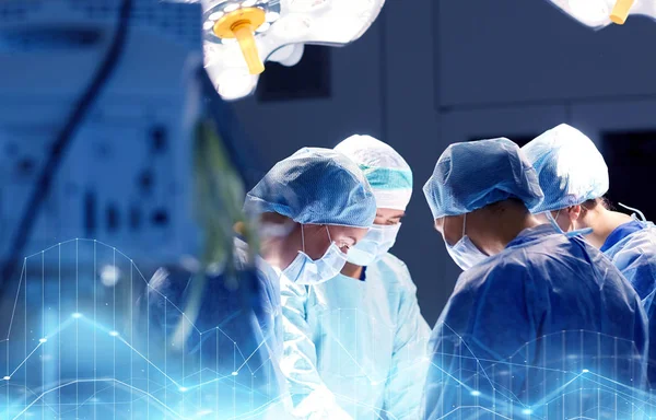 Gruppe von Chirurgen im Operationssaal des Krankenhauses — Stockfoto