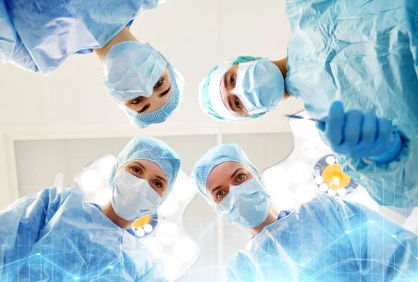 Grupo de cirujanos en quirófano en el hospital — Foto de Stock