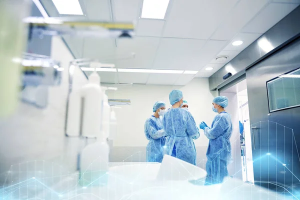 Gruppe von Chirurgen im Operationssaal des Krankenhauses — Stockfoto