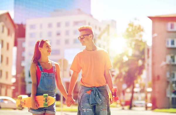 Couple adolescent avec planches à roulettes sur la rue de la ville — Photo