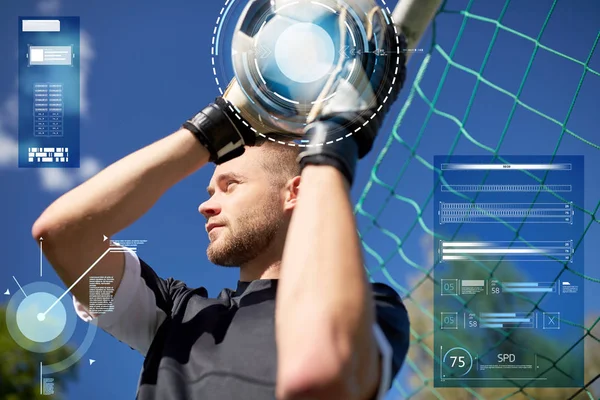 Portiere con palla a calcio porta sul campo — Foto Stock