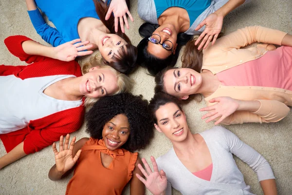 Grupo internacional de mulheres felizes acenando as mãos — Fotografia de Stock