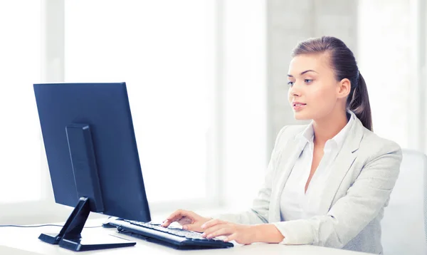 Kobieta kobieta interesu komputer w biurze — Zdjęcie stockowe