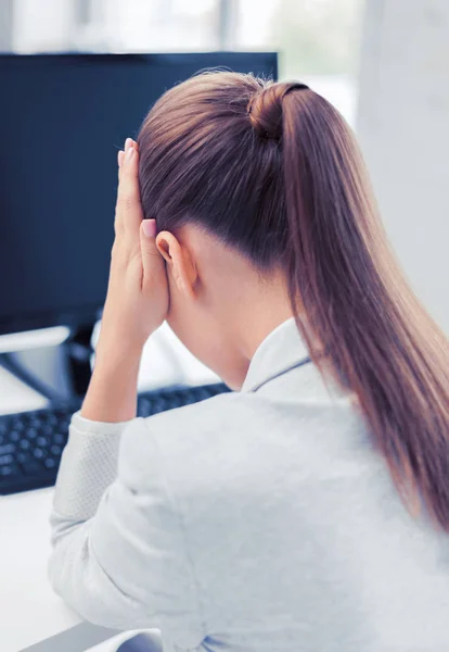 Mulher estressada com computador — Fotografia de Stock