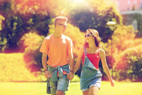 Lyckliga teenage par promenader på sommaren park — Stockfoto