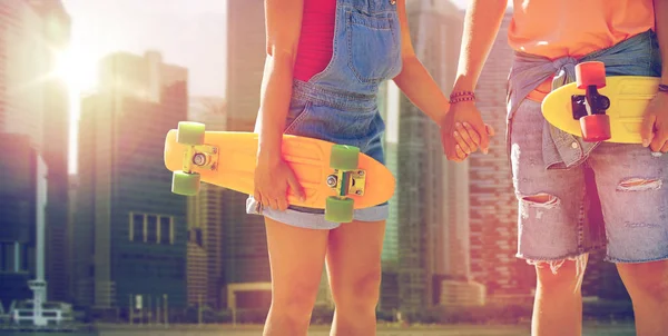 Mladý pár s skateboardy v městě zblízka — Stock fotografie