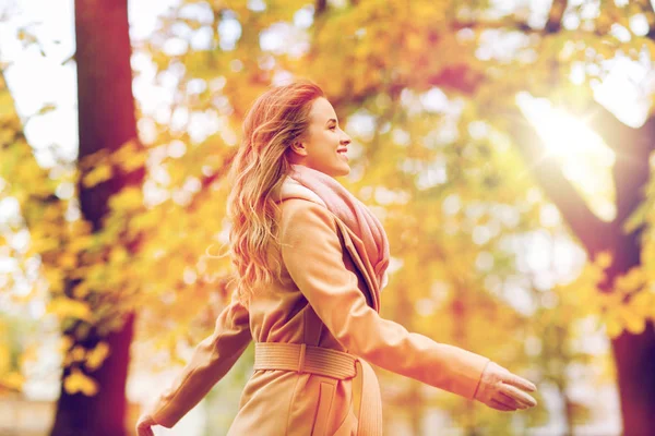 Krásná šťastná mladá žena v podzimním parku — Stock fotografie