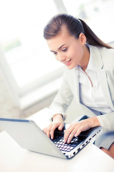 Zakenvrouw met laptop op kantoor — Stockfoto