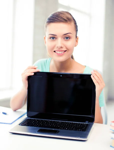 微笑与便携式计算机在学校女学生 — 图库照片