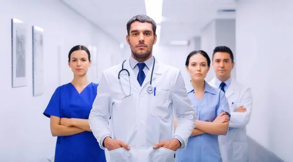 Gruppe von Sanitätern oder Ärzten im Krankenhaus — Stockfoto