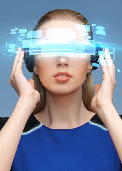 Femme en réalité virtuelle lunettes 3d avec écrans — Photo