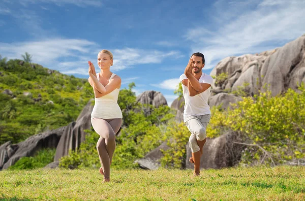 Lächelndes Paar macht Yoga-Übungen im Freien — Stockfoto