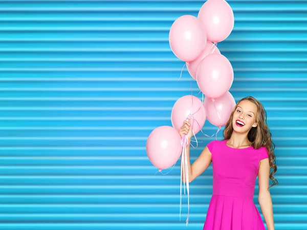 Jovem feliz ou menina adolescente em vestido rosa — Fotografia de Stock