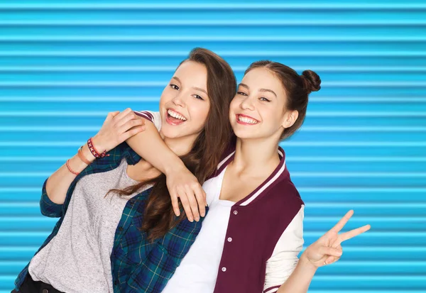Glückliche Teenager-Mädchen, die sich umarmen und Friedenszeichen zeigen — Stockfoto
