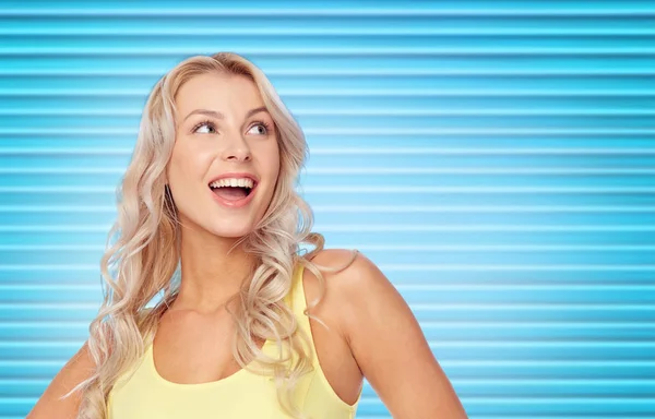 Spokojený úsměv mladá žena s blond vlasy — Stock fotografie