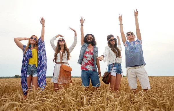 Heureux jeunes amis hippie danse sur champ de céréales — Photo