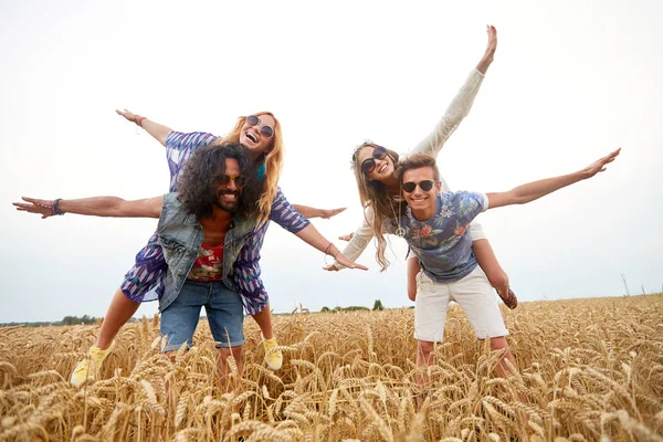 Vrienden van de happy hippie plezier op granen veld — Stockfoto