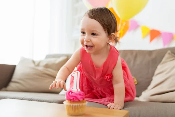 Niña con cupcake de cumpleaños en la fiesta en casa —  Fotos de Stock