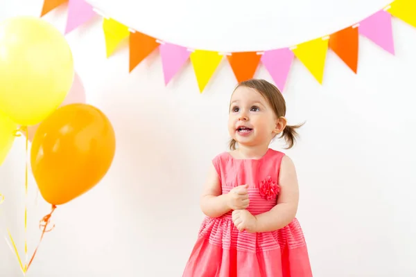 Niña feliz en fiesta de cumpleaños —  Fotos de Stock